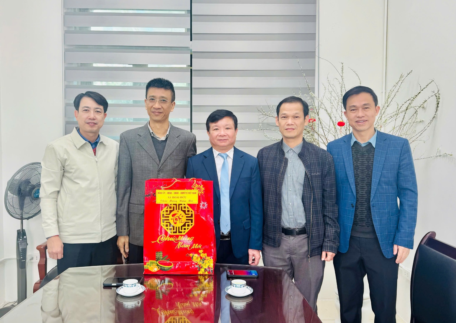 Đồng chí Trần Văn Nghĩa - Phó Bí thư Thường trực Đảng uỷ xã thăm và chúc tết các cơ quan.- Ảnh 3.