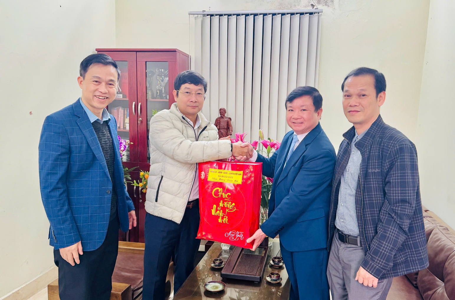 Đồng chí Trần Văn Nghĩa - Phó Bí thư Thường trực Đảng uỷ xã thăm và chúc tết các cơ quan.- Ảnh 4.