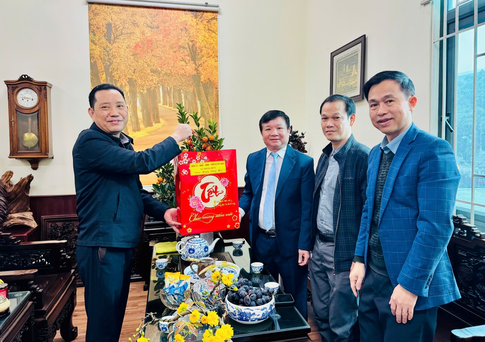 Đồng chí Trần Văn Nghĩa - Phó Bí thư Thường trực Đảng uỷ xã thăm và chúc tết các cơ quan.- Ảnh 5.