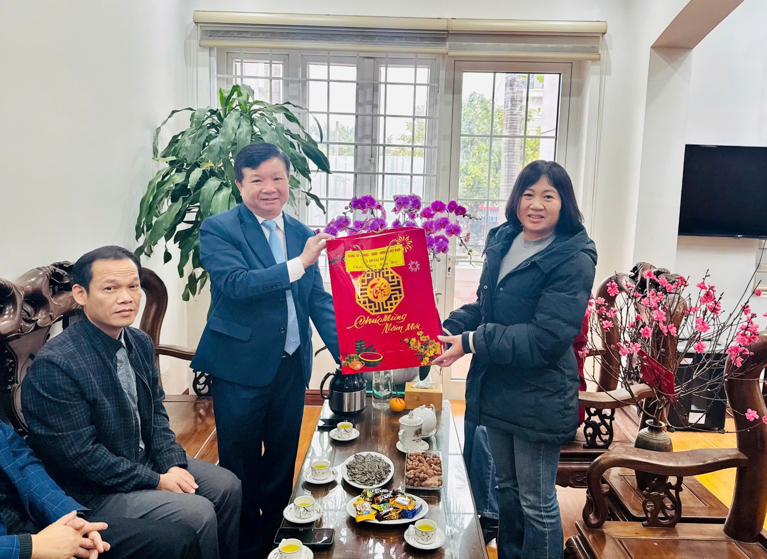 Đồng chí Trần Văn Nghĩa - Phó Bí thư Thường trực Đảng uỷ xã thăm và chúc tết các cơ quan.- Ảnh 6.