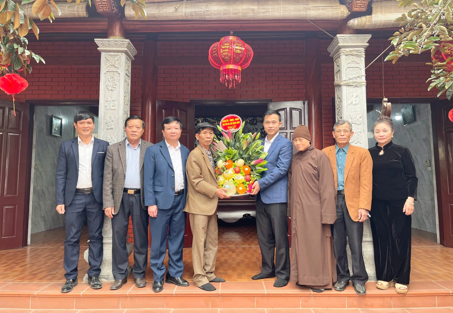 Đồng chí Trần Văn Nghĩa-Phó Bí thư Thường trực Đảng ủy xã thăm, tặng quà chùa Lưu Xá nhân dịp Tết Nguyên đán- Ảnh 1.