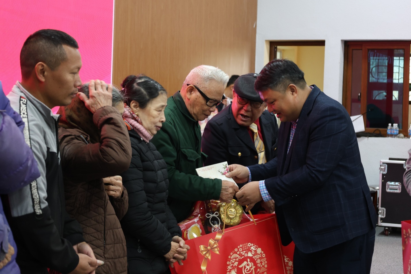 Agribank Chi nhánh Mê Linh trao quà Tết Bính Ngọ 2026 cho các đối tượng có hoàn cảnh khó khăn tại xã Mê Linh- Ảnh 4.