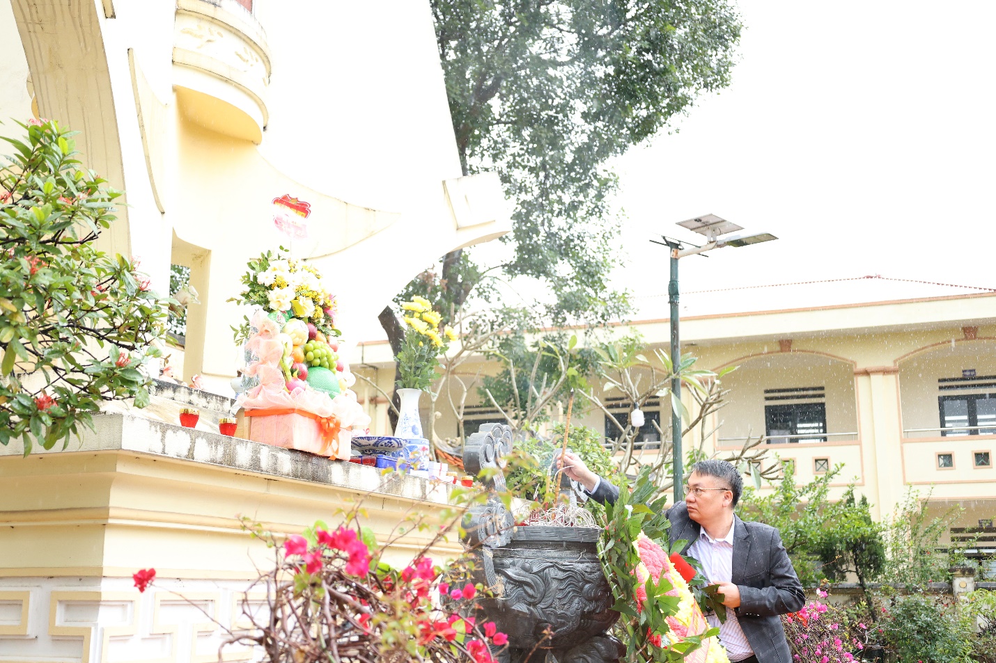 Lãnh đạo xã Mê Linh dâng hương tưởng niệm các Anh hùng Liệt sỹ nhân dịp Tết Nguyên đán Bính Ngọ 2026- Ảnh 3.