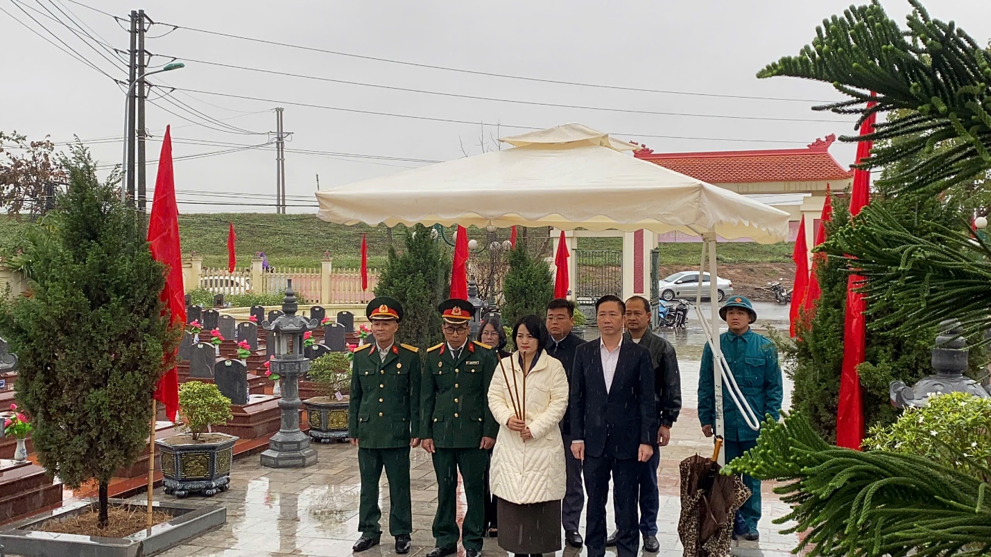 Lãnh đạo xã Mê Linh dâng hương tưởng niệm các Anh hùng Liệt sỹ nhân dịp Tết Nguyên đán Bính Ngọ 2026- Ảnh 4.