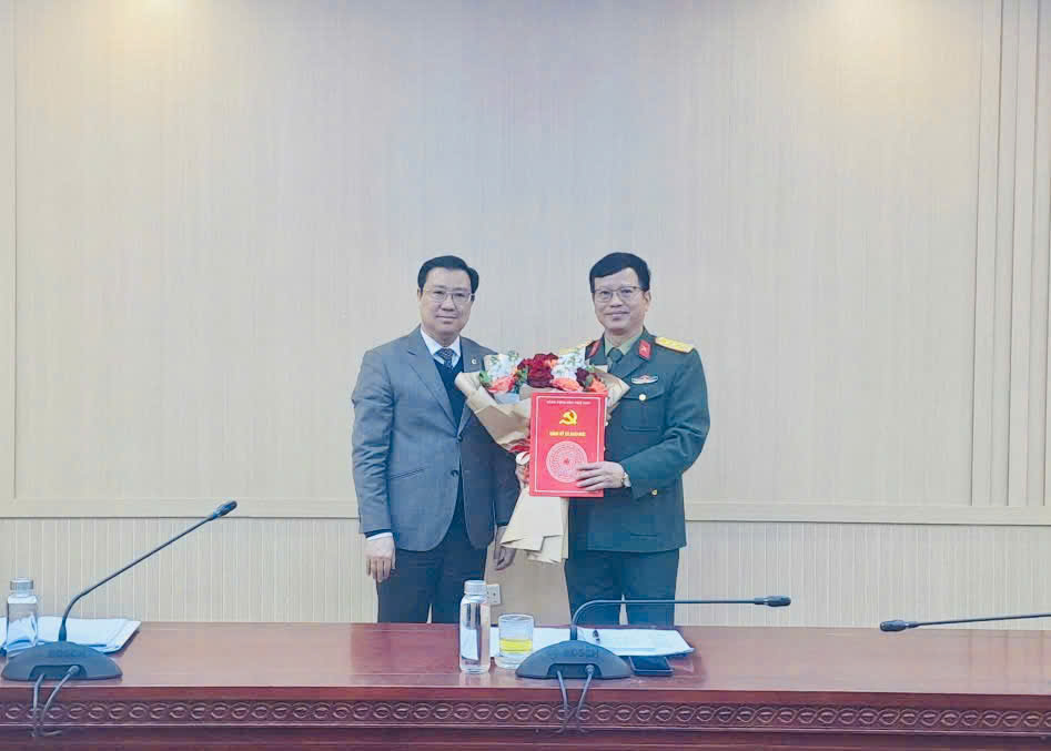 Ban Thường vụ Đảng uỷ xã Hoài Đức công bố và trao Quyết định công tác cán bộ- Ảnh 1.