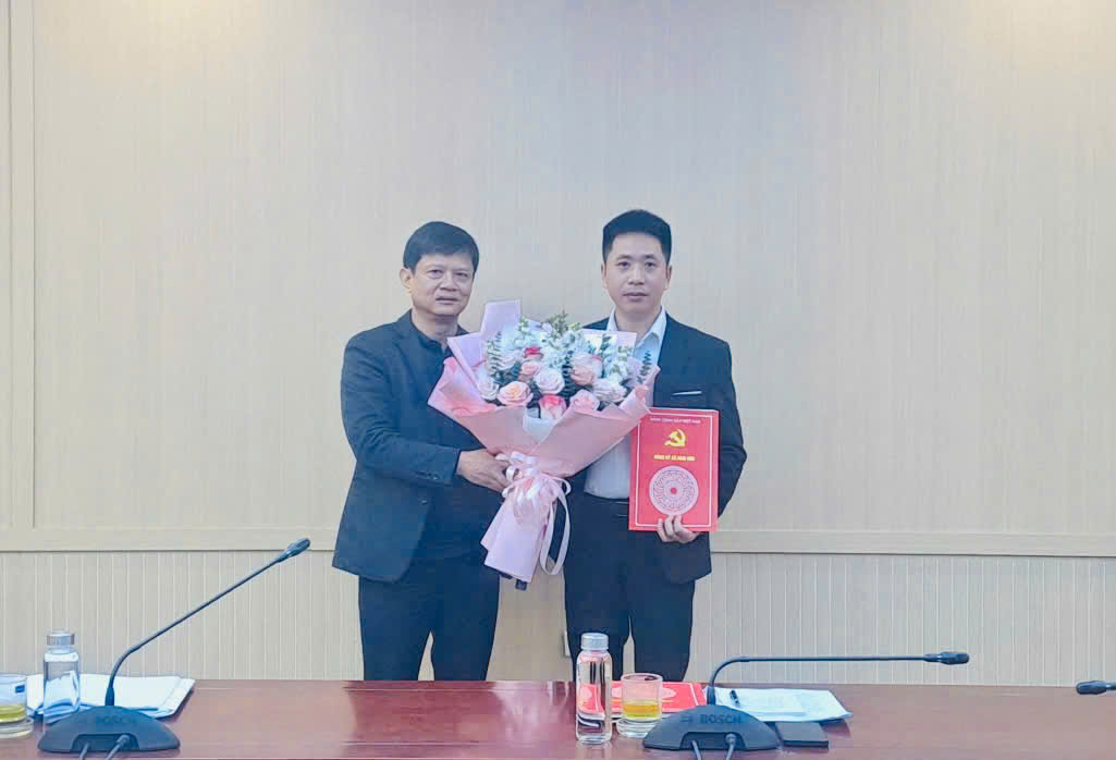 Ban Thường vụ Đảng uỷ xã Hoài Đức công bố và trao Quyết định công tác cán bộ- Ảnh 2.