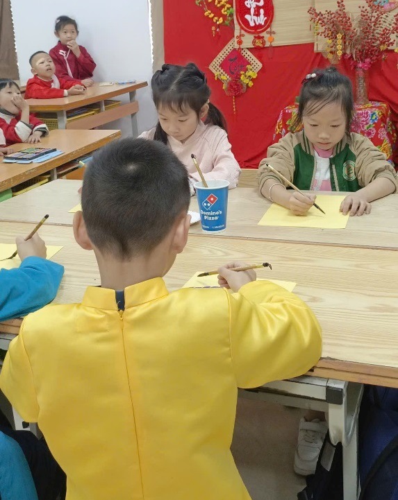 “Nét xuân yêu thương” – trải nghiệm làm “ông đồ tí hon”- Ảnh 3.