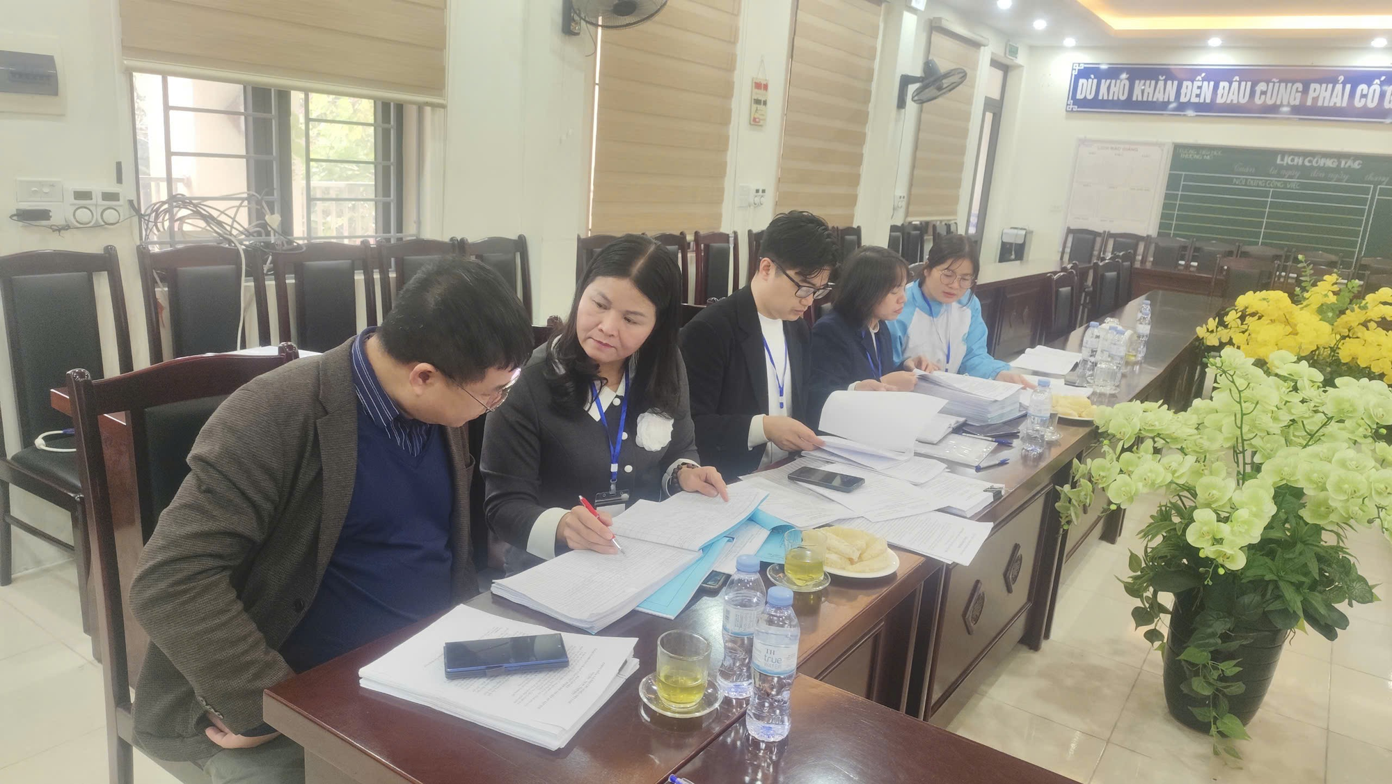 Kiển tra liên ngành ATTP bếp ăn trường Tiểu học Thượng Mỗ- Ảnh 2.