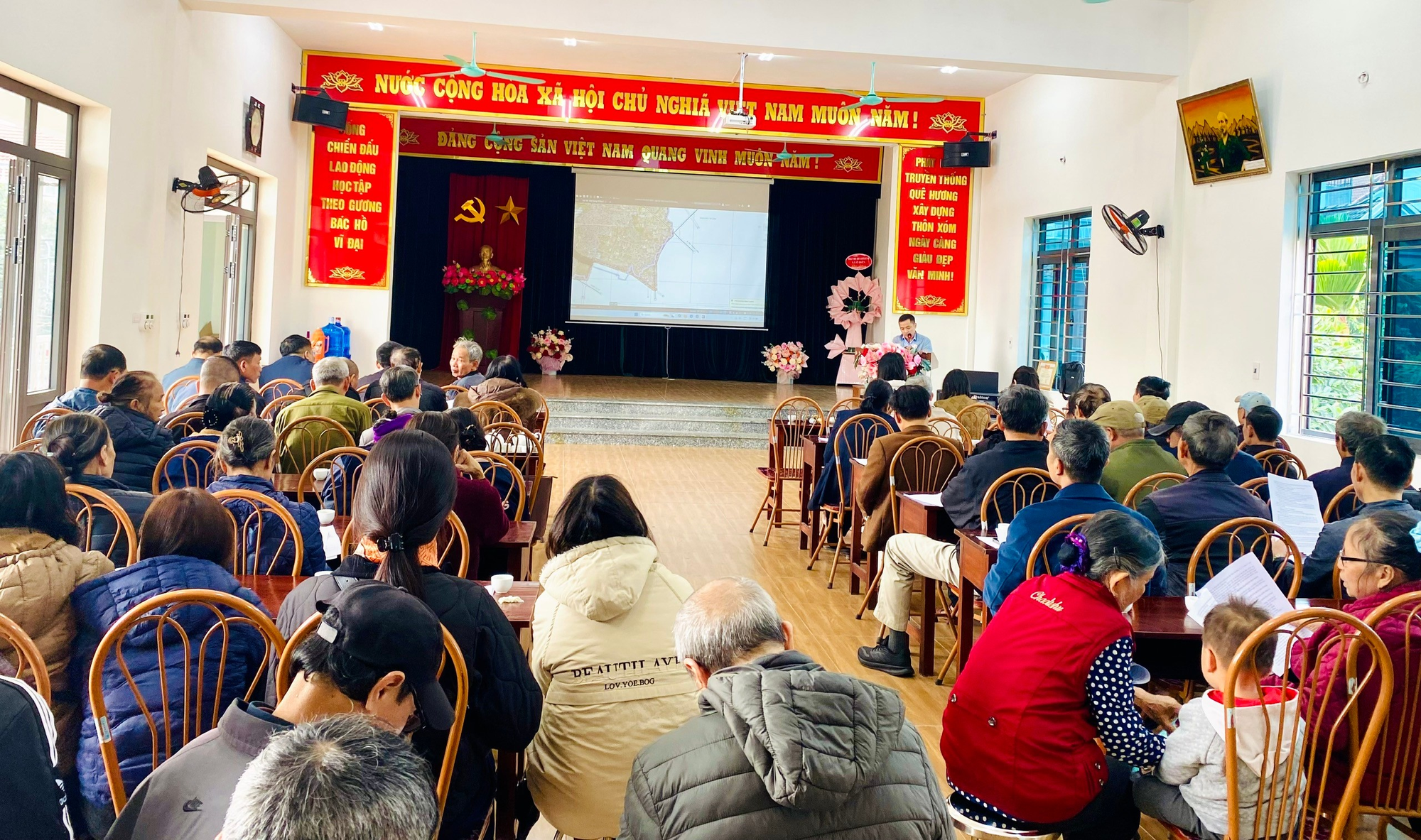 A group of people sitting in chairs in a room  Description automatically generated