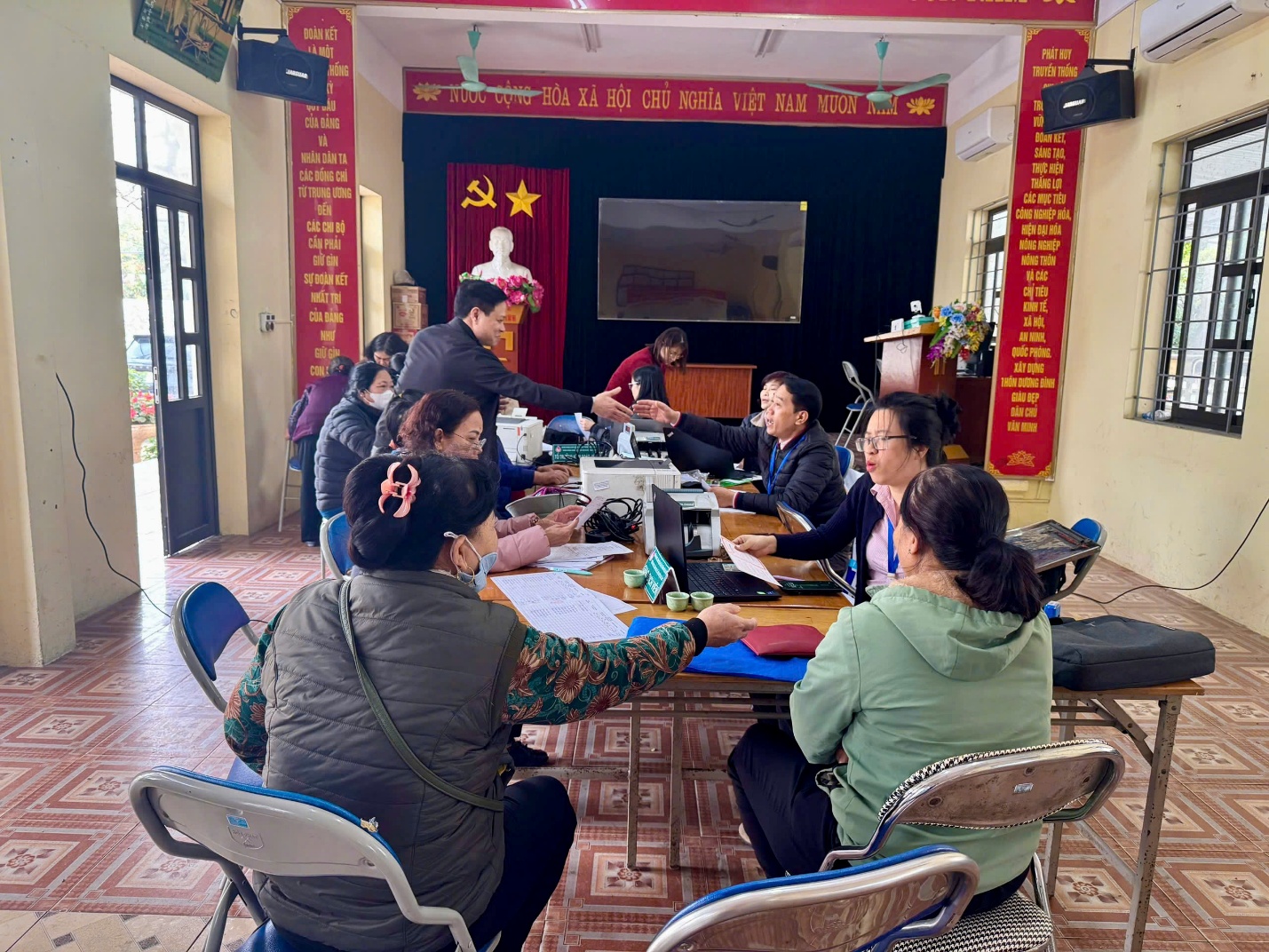 HỘI NÔNG DÂN, HỘI LHPN, HỘI CCB XÃ GIA LÂM PHỐI HỢP NHCSXH TỔ CHỨC GIAO DỊCH TẠI ĐIỂM XÃ- Ảnh 1.