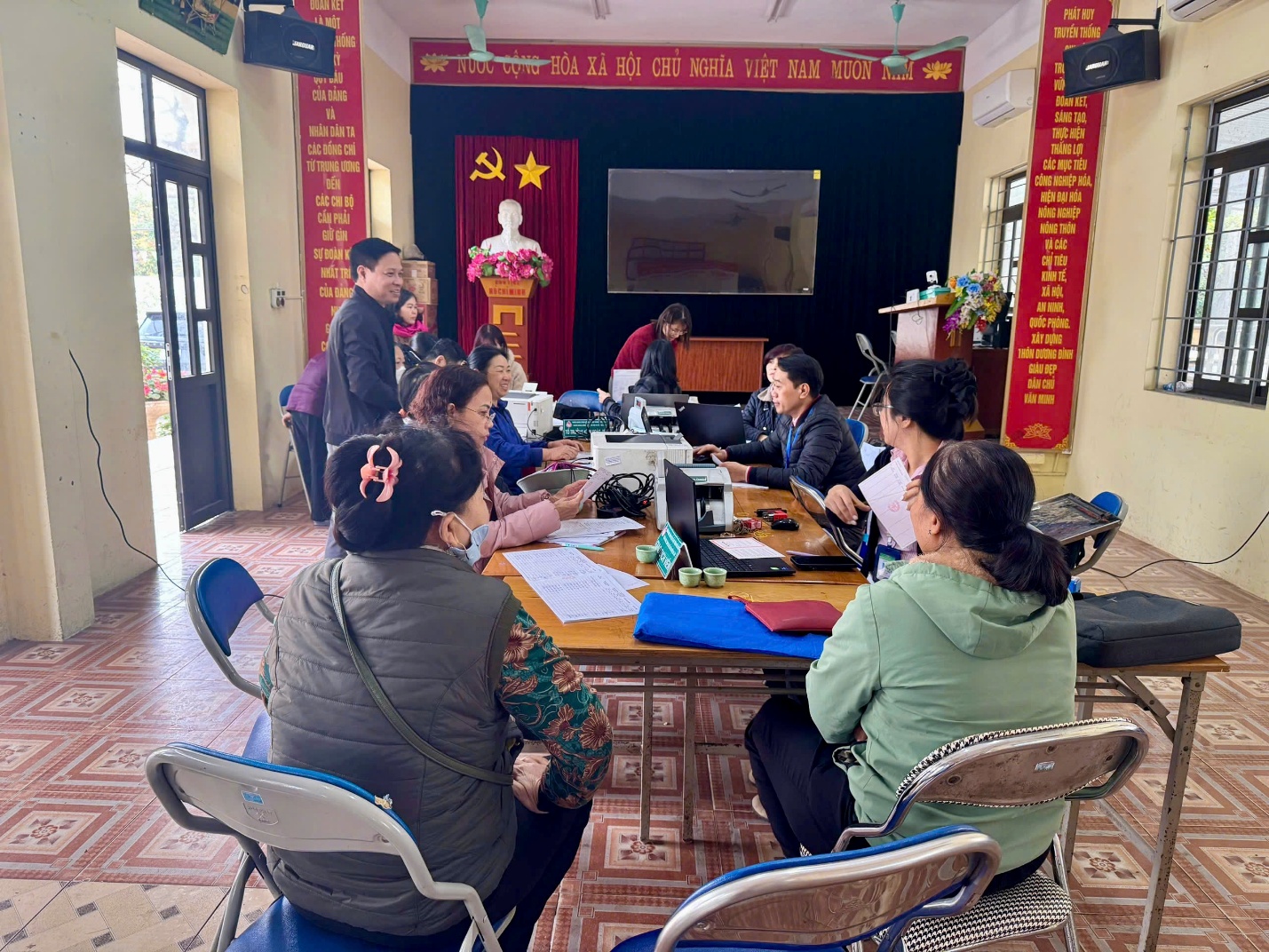 HỘI NÔNG DÂN, HỘI LHPN, HỘI CCB XÃ GIA LÂM PHỐI HỢP NHCSXH TỔ CHỨC GIAO DỊCH TẠI ĐIỂM XÃ- Ảnh 2.