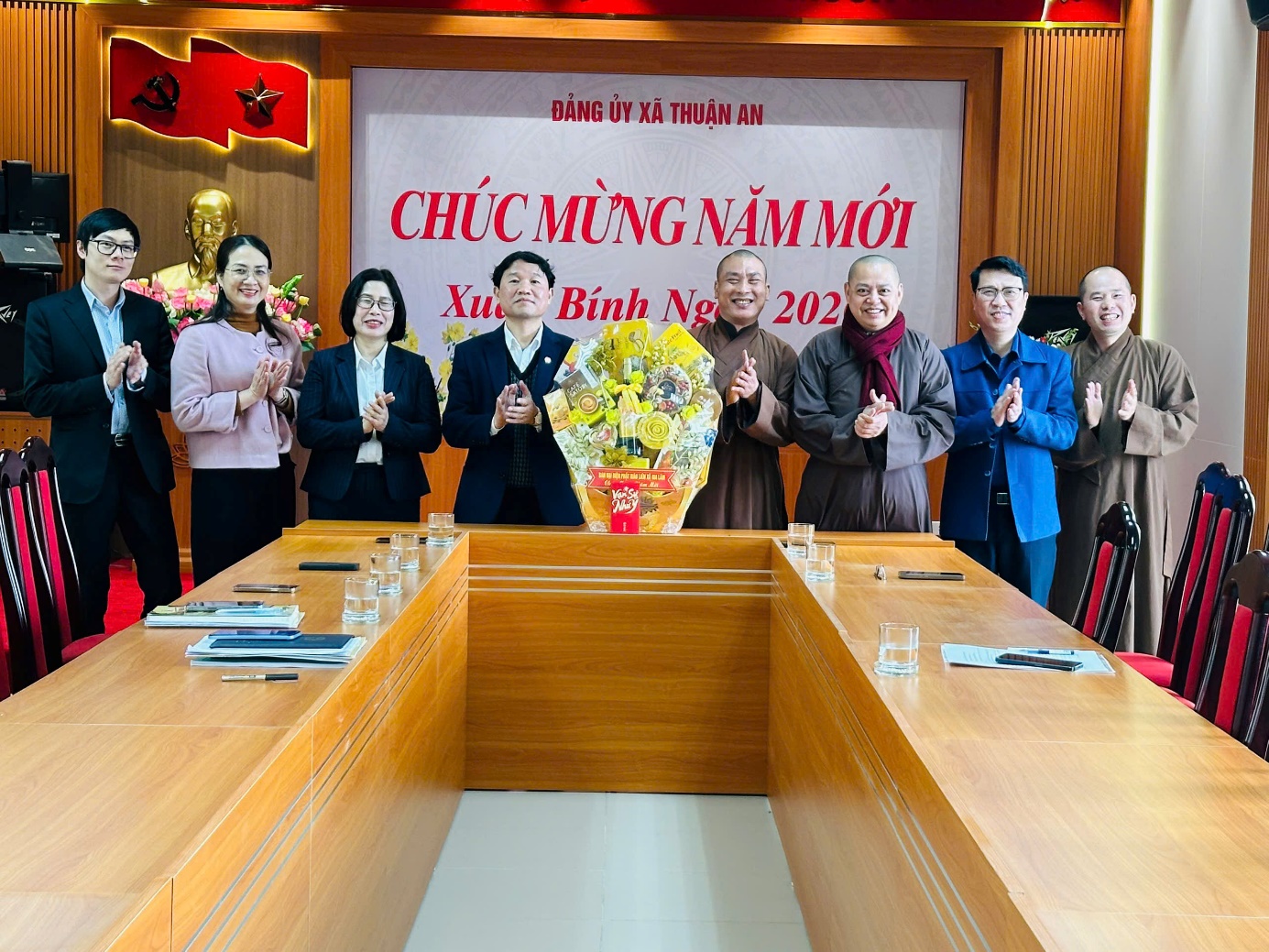 Ảnh có chứa trang phục, trong nhà, tường, phụ nữ  Nội dung do AI tạo ra có thể không chính xác.