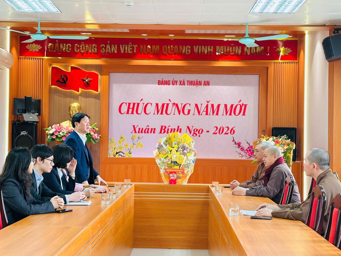 Ảnh có chứa văn bản, trang phục, trong nhà, đàn ông  Nội dung do AI tạo ra có thể không chính xác.