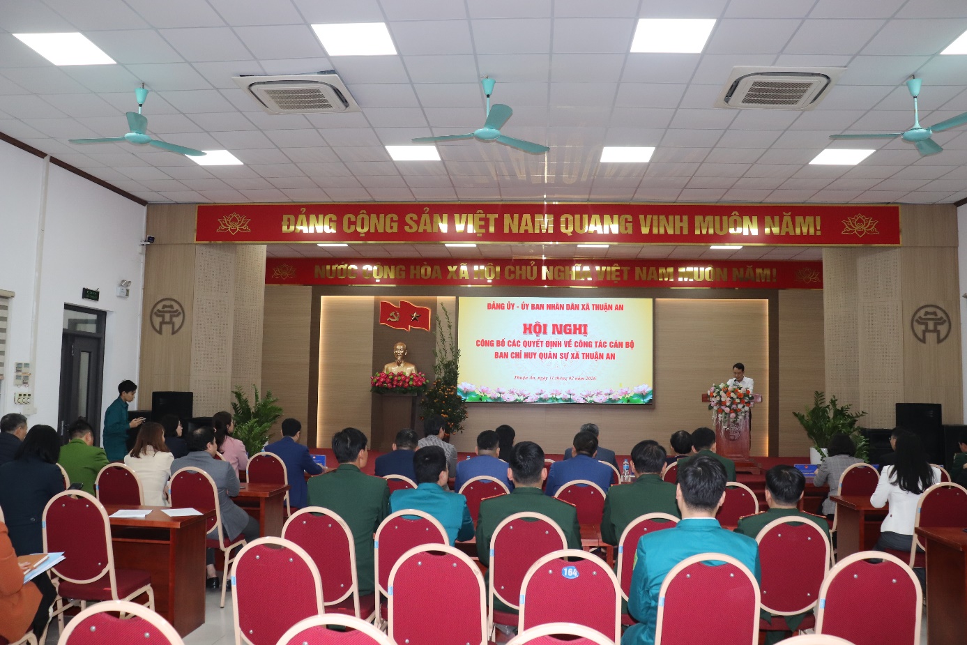 Ảnh có chứa trong nhà, đồ đạc, văn bản, Phòng họp  Nội dung do AI tạo ra có thể không chính xác.