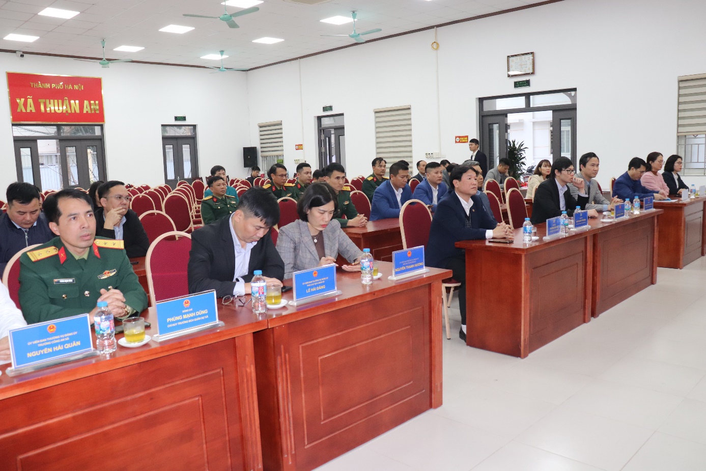 Ảnh có chứa trong nhà, trang phục, tường, người  Nội dung do AI tạo ra có thể không chính xác.