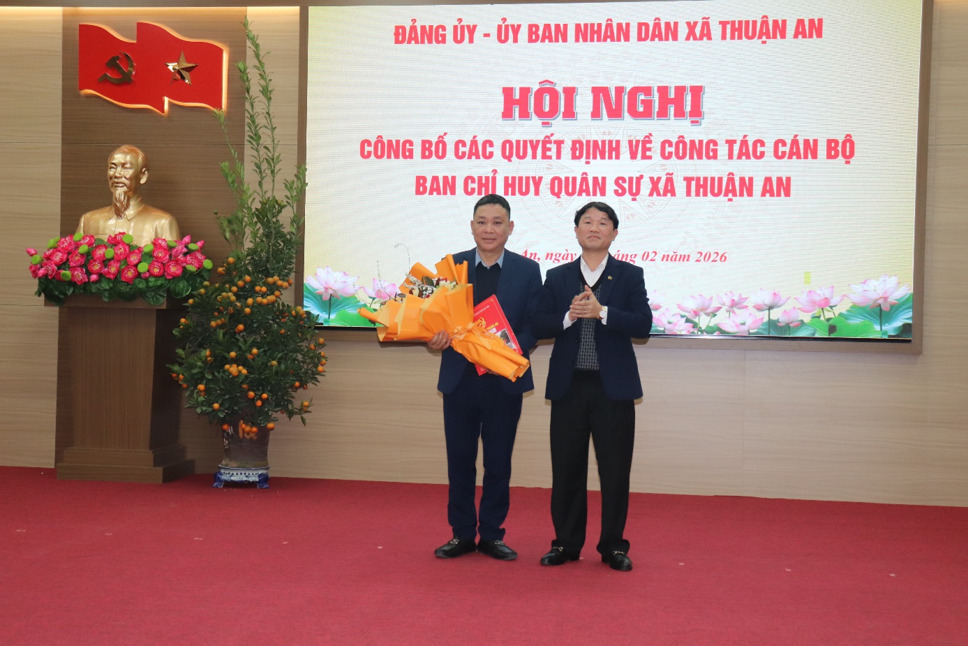 Ảnh có chứa trang phục, văn bản, người, hoa  Nội dung do AI tạo ra có thể không chính xác.