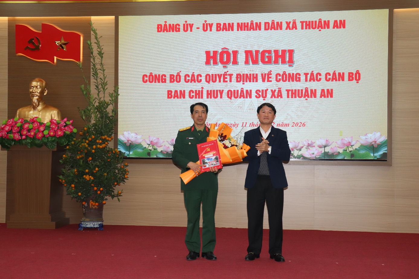 Ảnh có chứa trang phục, văn bản, người, tường  Nội dung do AI tạo ra có thể không chính xác.