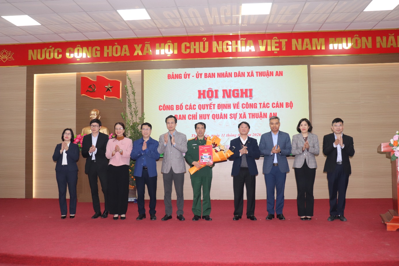 Ảnh có chứa trang phục, người, bộ đồ, trong nhà  Nội dung do AI tạo ra có thể không chính xác.