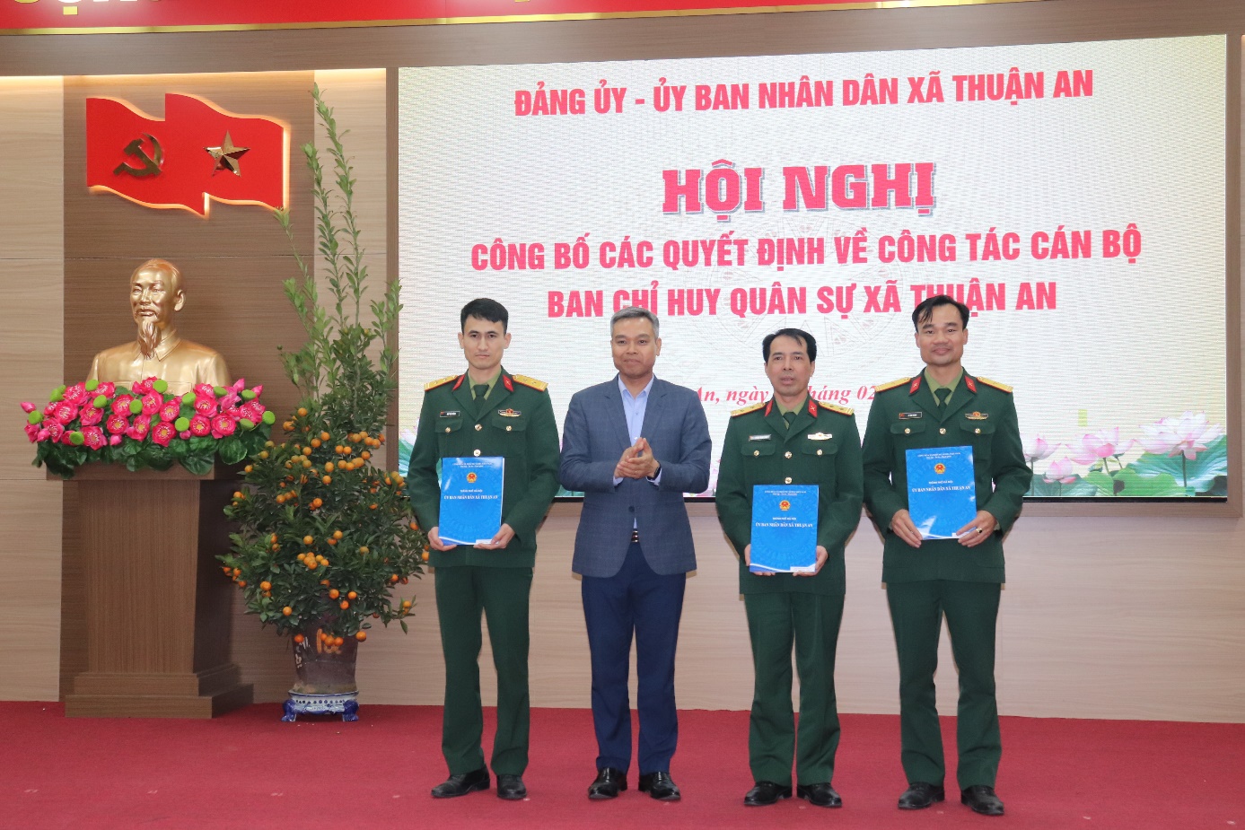 Ảnh có chứa trang phục, người, hoa, đàn ông  Nội dung do AI tạo ra có thể không chính xác.