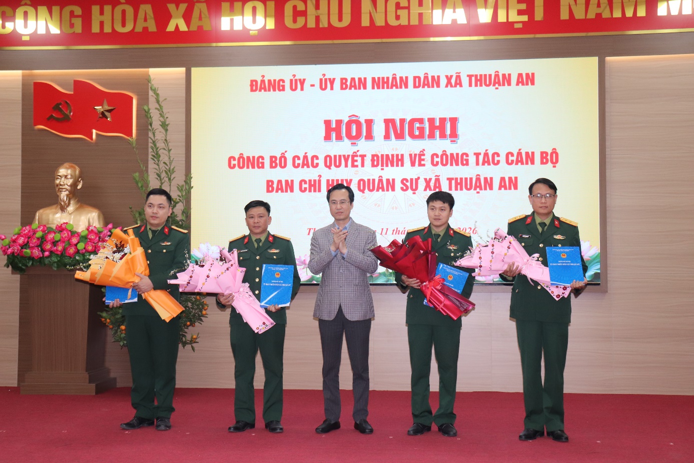 Ảnh có chứa trang phục, người, giày dép, tường  Nội dung do AI tạo ra có thể không chính xác.