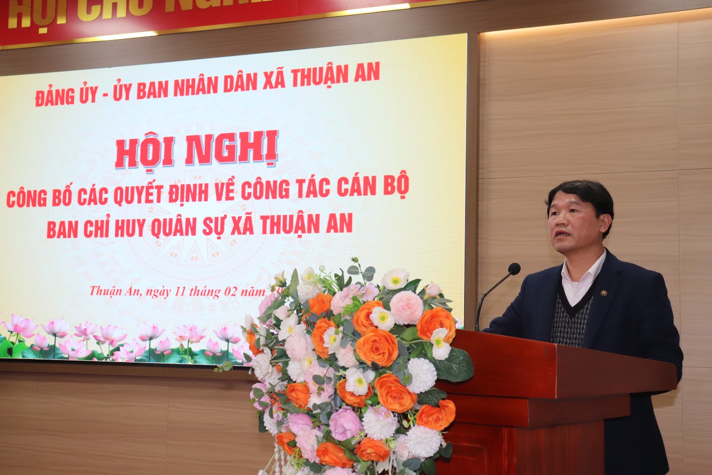 Ảnh có chứa văn bản, hoa, trang phục, bộ đồ  Nội dung do AI tạo ra có thể không chính xác.