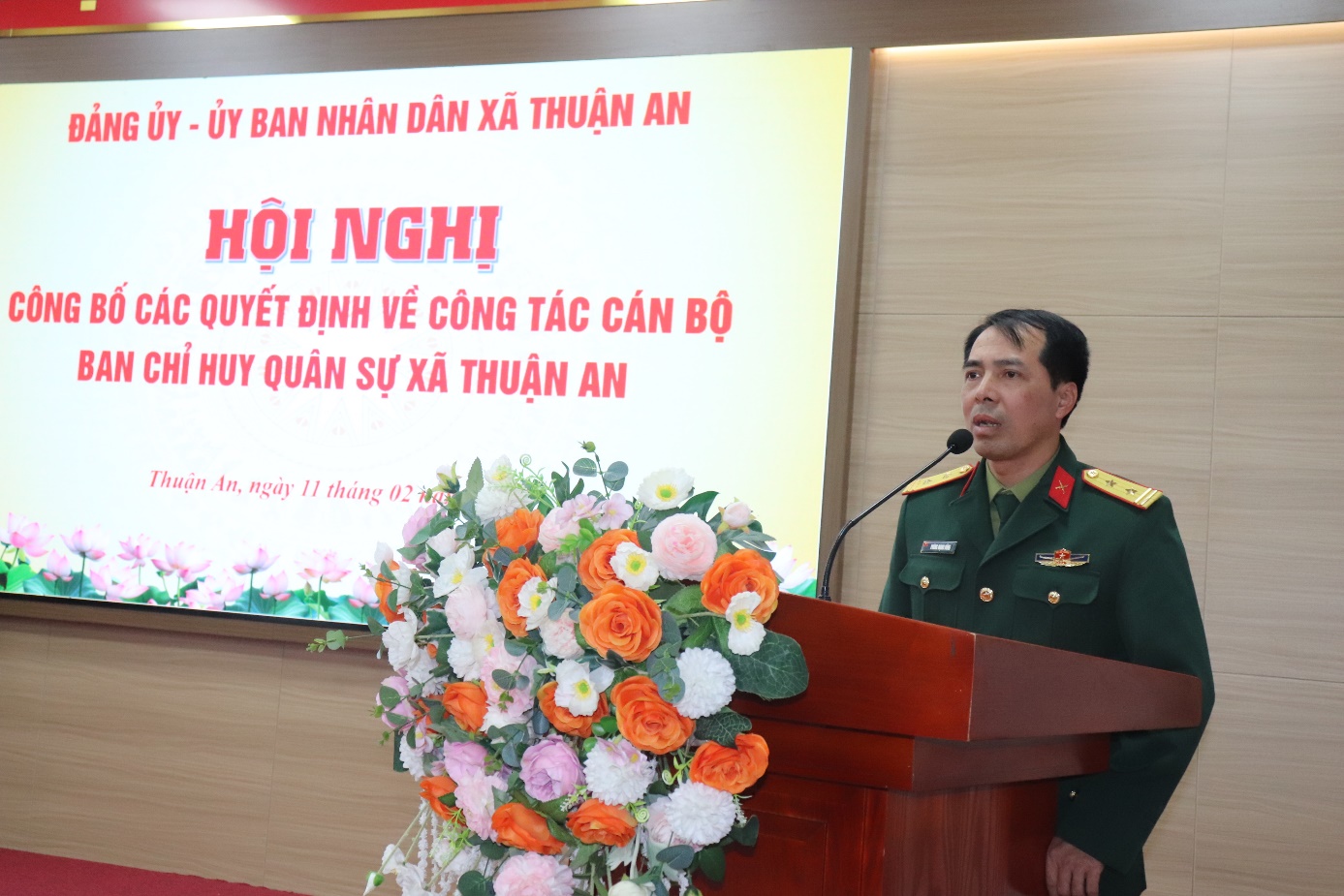 Ảnh có chứa hoa, trang phục, văn bản, người  Nội dung do AI tạo ra có thể không chính xác.