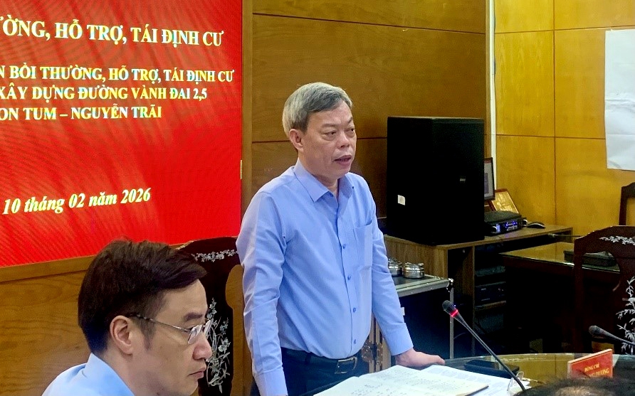 Đ/c  Đỗ Quang Dương - Chủ tịch UBND phường, Chủ tịch Hội đồng bồi thường, hỗ trợ và tái định cư quán triệt mục đích hội nghị đồng thời lắng nghe tâm tư nguyện vọng của Nhân dân