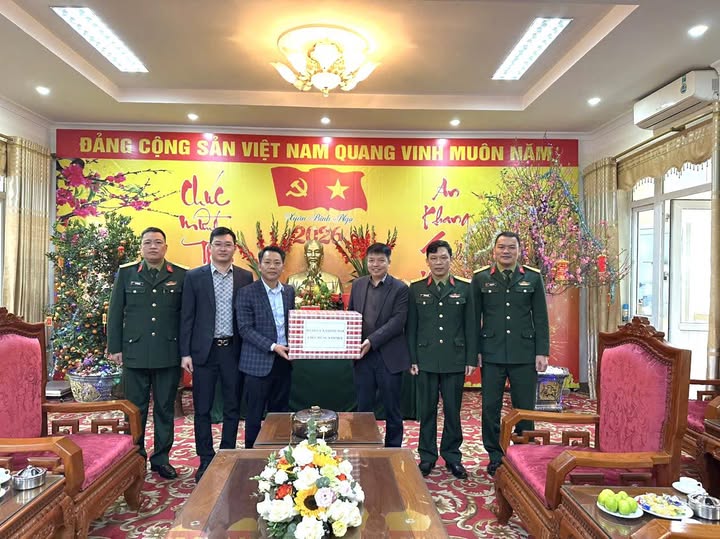 Đồng chí Phùng Văn Tài – Phó Bí thư Thường trực Đảng ủy xã Quốc Oai thăm, chúc Tết Ban Chỉ huy Phòng thủ khu vực 2 – Phúc Thọ- Ảnh 1.