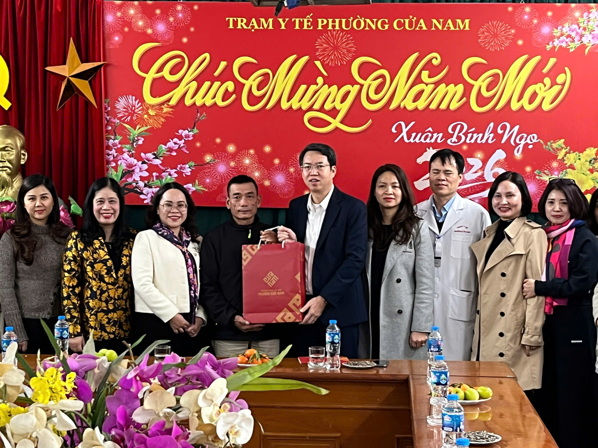 Lãnh đạo phường Cửa Nam tặng quà Tết cho nhân viên y tế có thành tích tiêu biểu- Ảnh 2.