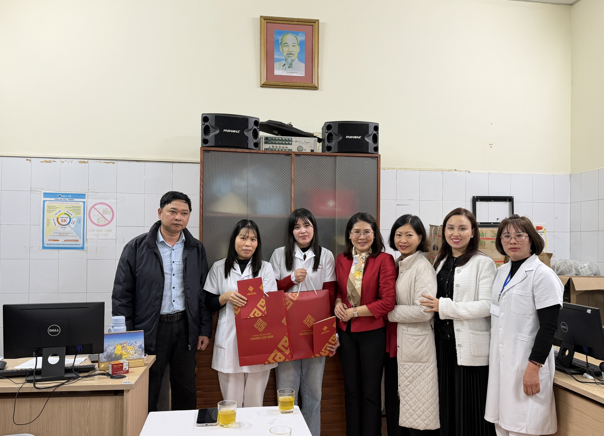 Lãnh đạo phường Cửa Nam tặng quà Tết cho nhân viên y tế có thành tích tiêu biểu- Ảnh 3.