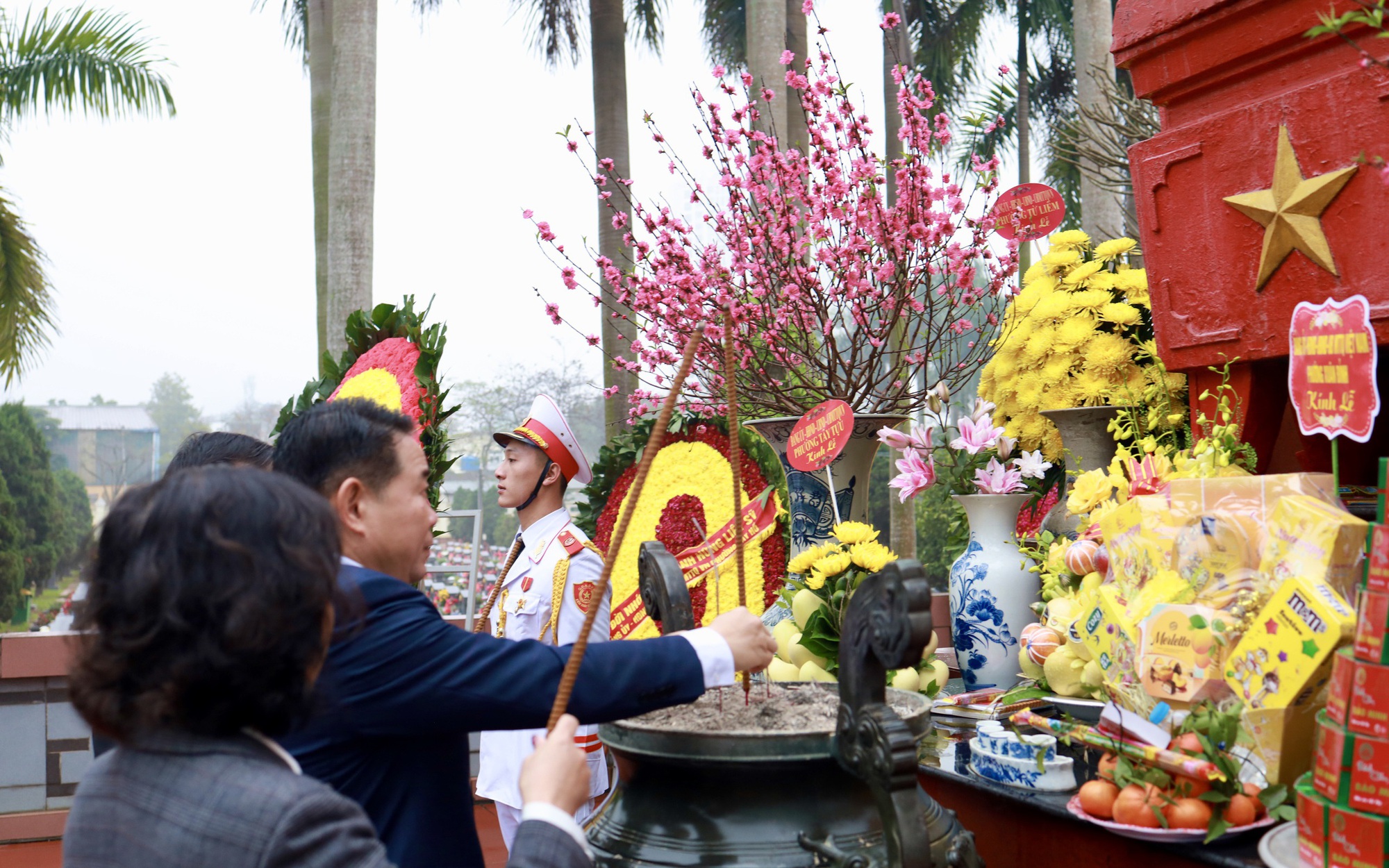 Phường Xuân Đỉnh: Dâng hương tưởng niệm các Anh hùng Liệt sĩ nhân dịp Tết Bính Ngọ 2026