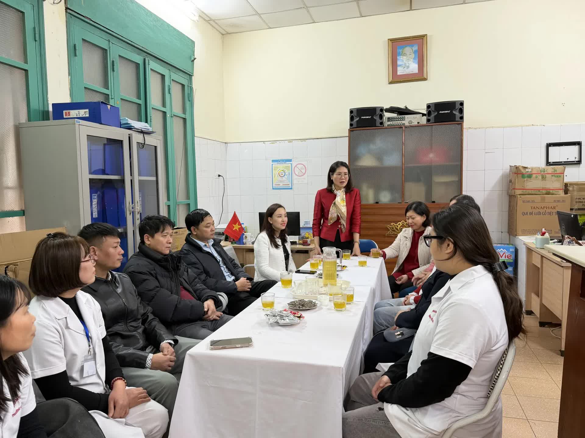 Lãnh đạo phường Cửa Nam tặng quà Tết cho nhân viên y tế có thành tích tiêu biểu- Ảnh 4.