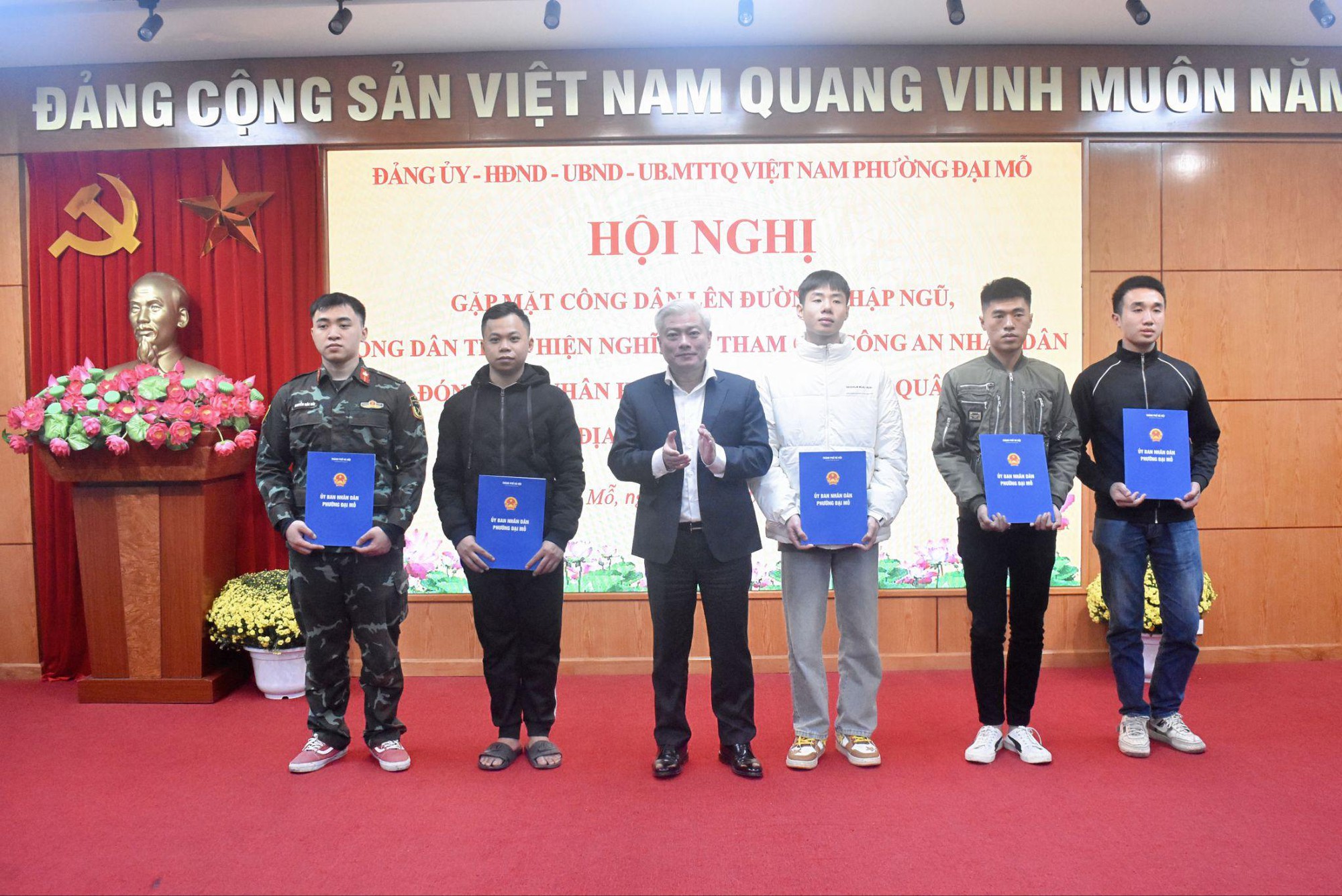 Phường Đại Mỗ tổ chức gặp mặt công dân nhập ngũ, đón quân nhân xuất ngũ trở về địa phương và kết nạp Đảng viên mới- Ảnh 3.