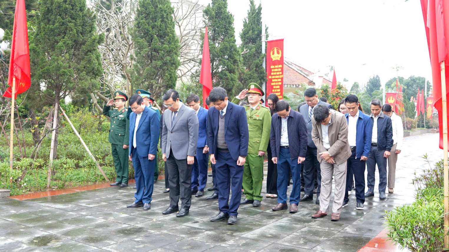 Lễ dâng hoa, dâng hương viếng Đài tưởng niệm và Nghĩa trang liệt sĩ nhân dịp Tết nguyên đán Bính Ngọ 2026- Ảnh 1.