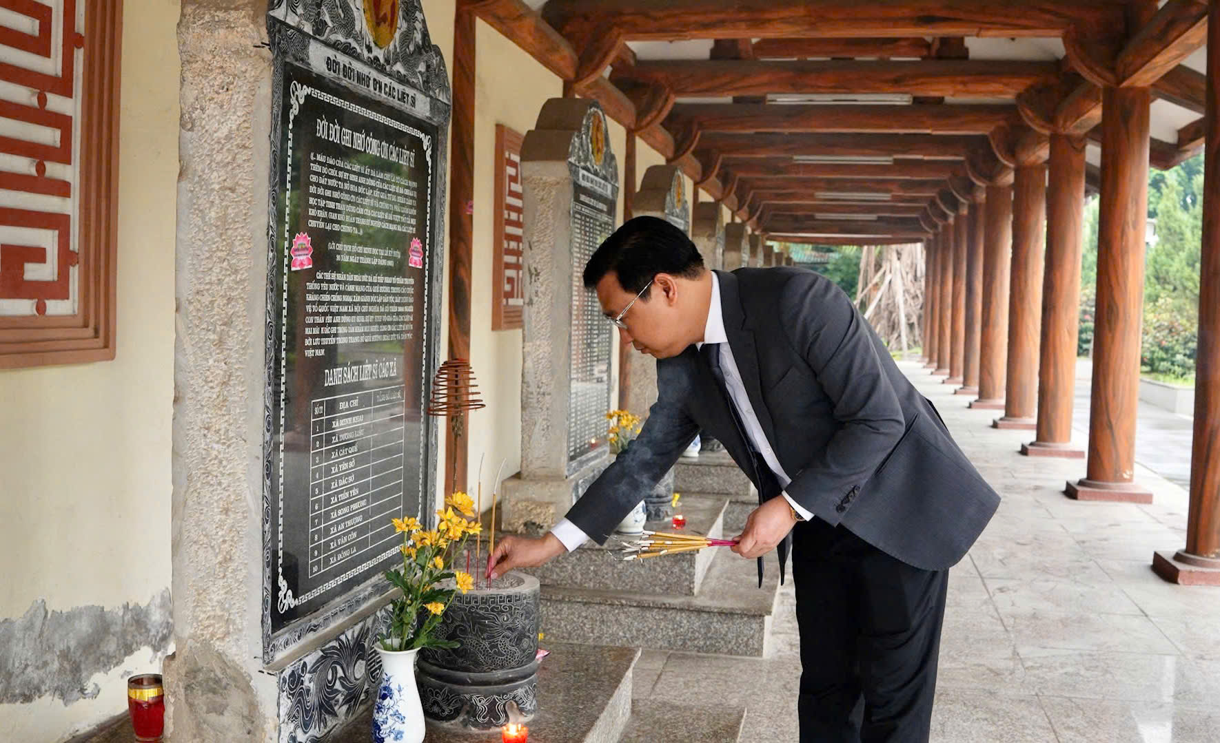 Lễ dâng hoa, dâng hương viếng Đài tưởng niệm và Nghĩa trang liệt sĩ nhân dịp Tết nguyên đán Bính Ngọ 2026- Ảnh 2.