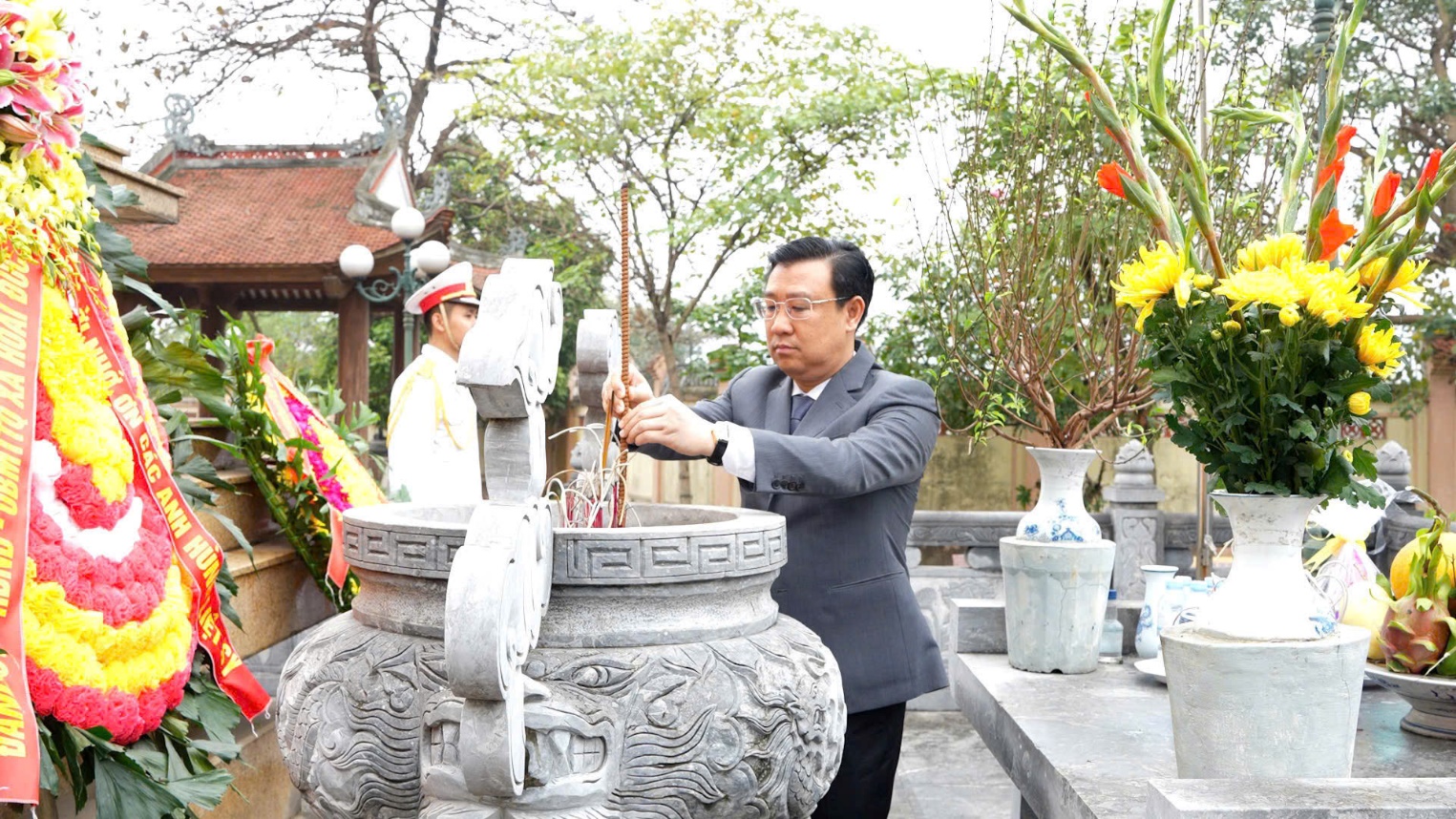 Lễ dâng hoa, dâng hương viếng Đài tưởng niệm và Nghĩa trang liệt sĩ nhân dịp Tết nguyên đán Bính Ngọ 2026- Ảnh 4.