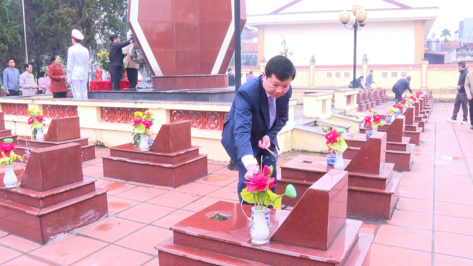 Lễ dâng hoa, dâng hương viếng Đài tưởng niệm và Nghĩa trang liệt sĩ nhân dịp Tết nguyên đán Bính Ngọ 2026- Ảnh 7.