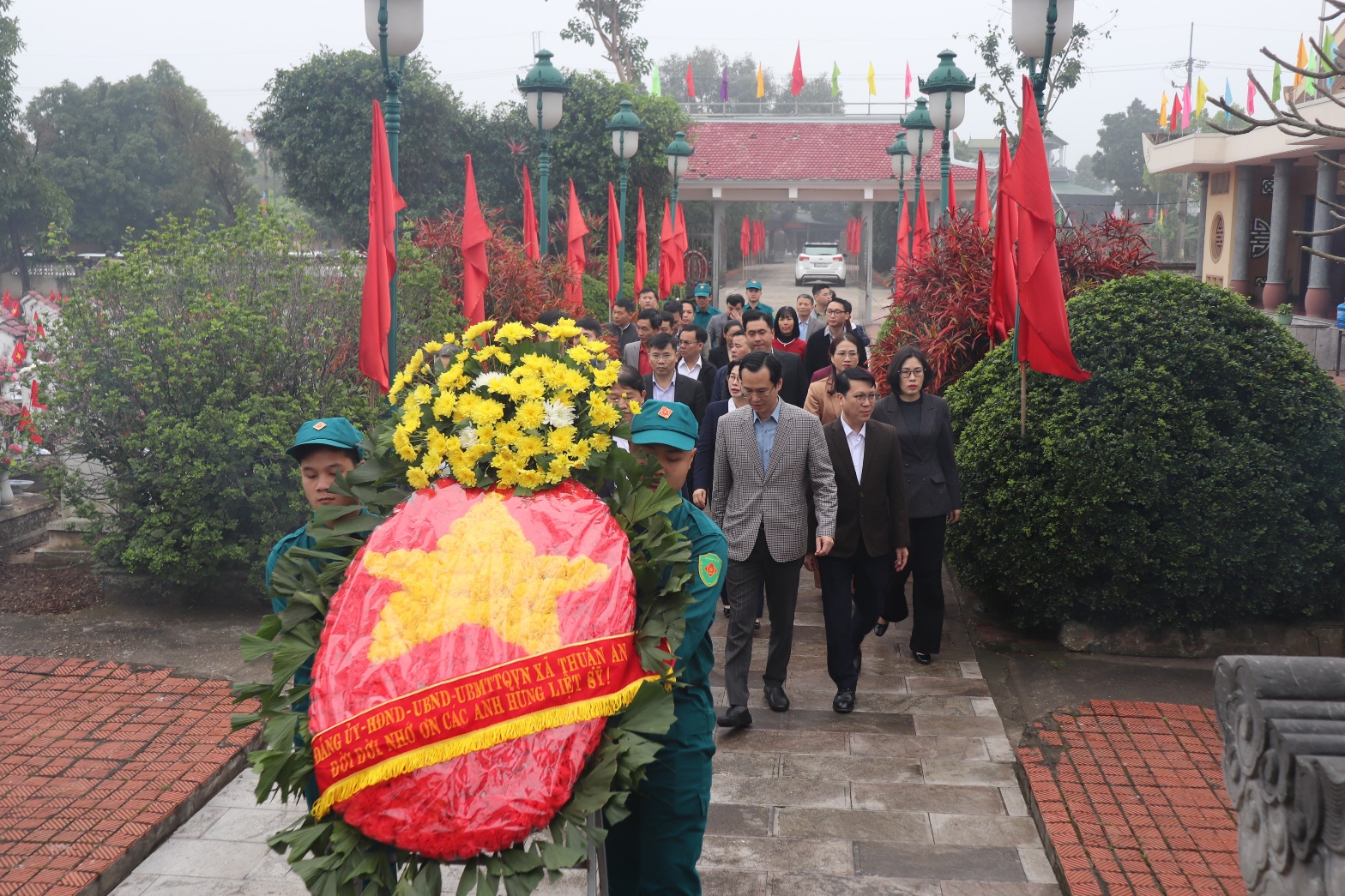 A group of people walking down a sidewalk  AI-generated content may be incorrect.