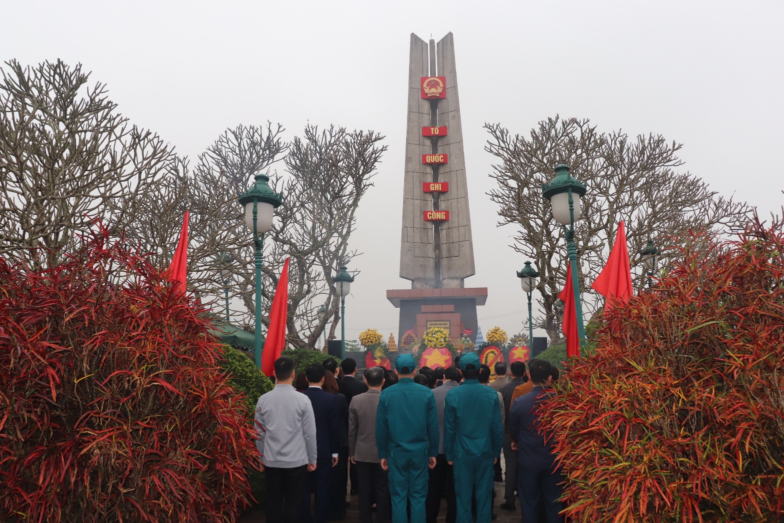 A group of people standing in front of a monument  AI-generated content may be incorrect.