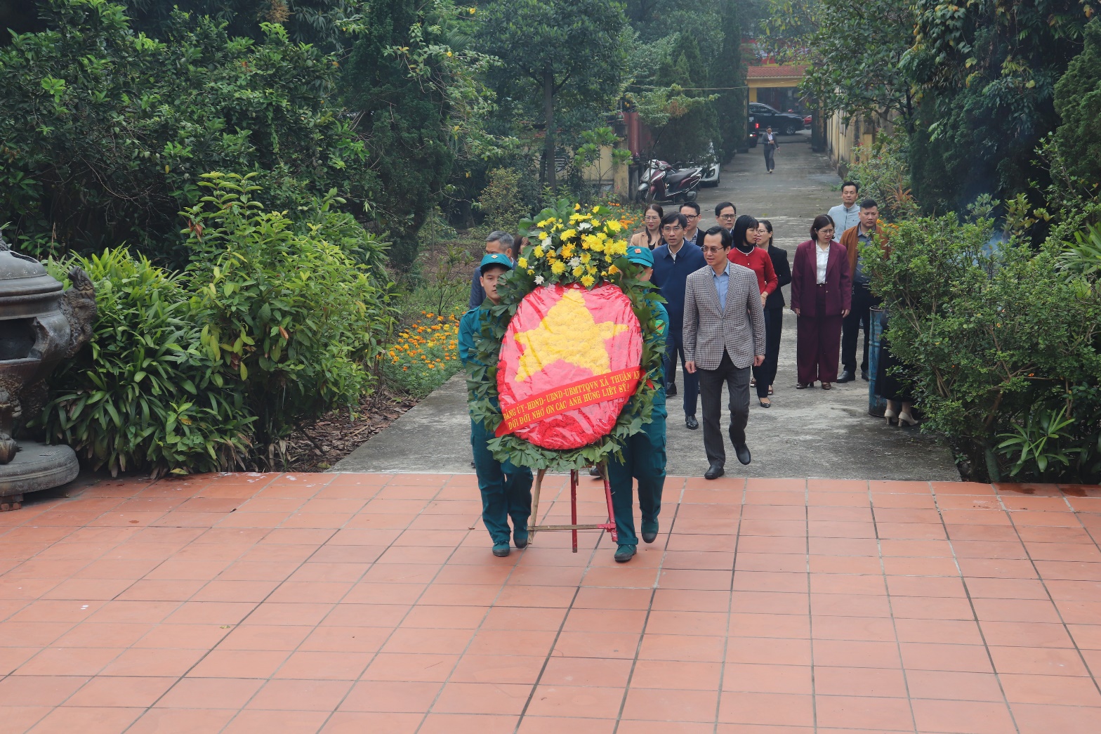 A group of people walking down a sidewalk  AI-generated content may be incorrect.