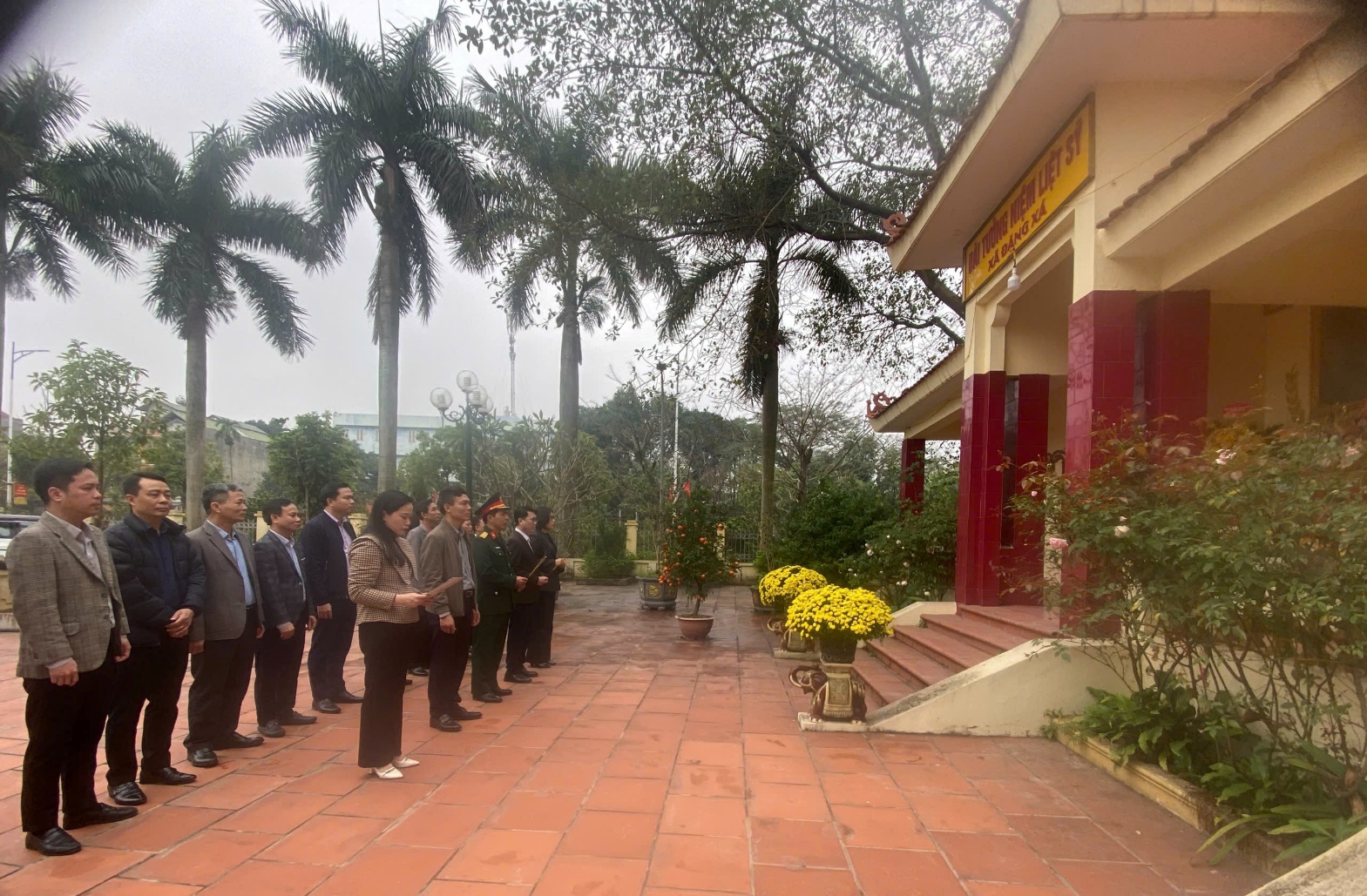 A group of people standing in a line outside a building  AI-generated content may be incorrect.