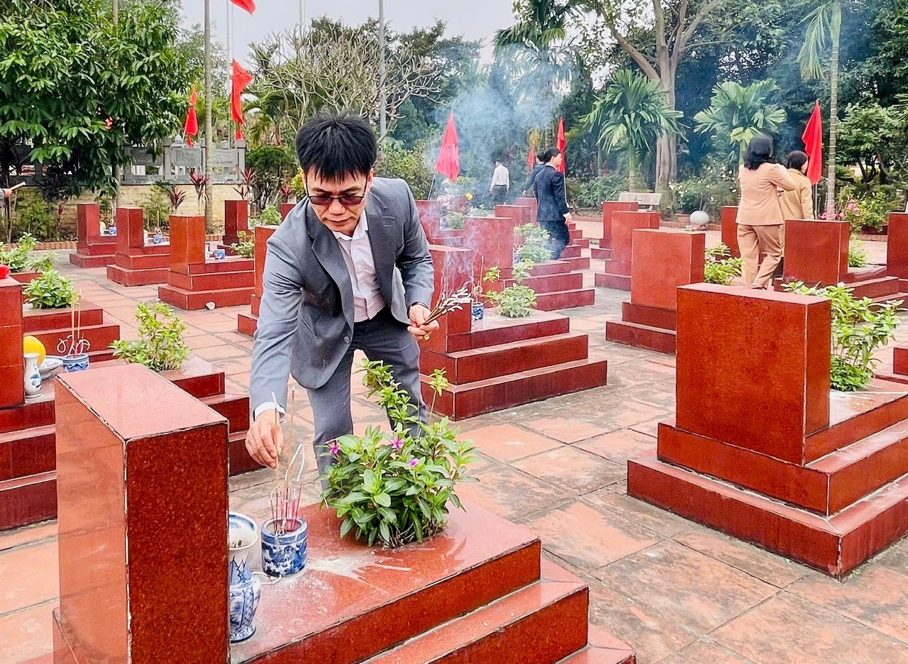 Xã Ô Diên tổ chức Lễ dâng hương tưởng niệm các Anh hùng Liệt sĩ nhân dịp Tết Nguyên đán Bính Ngọ 2026- Ảnh 2.