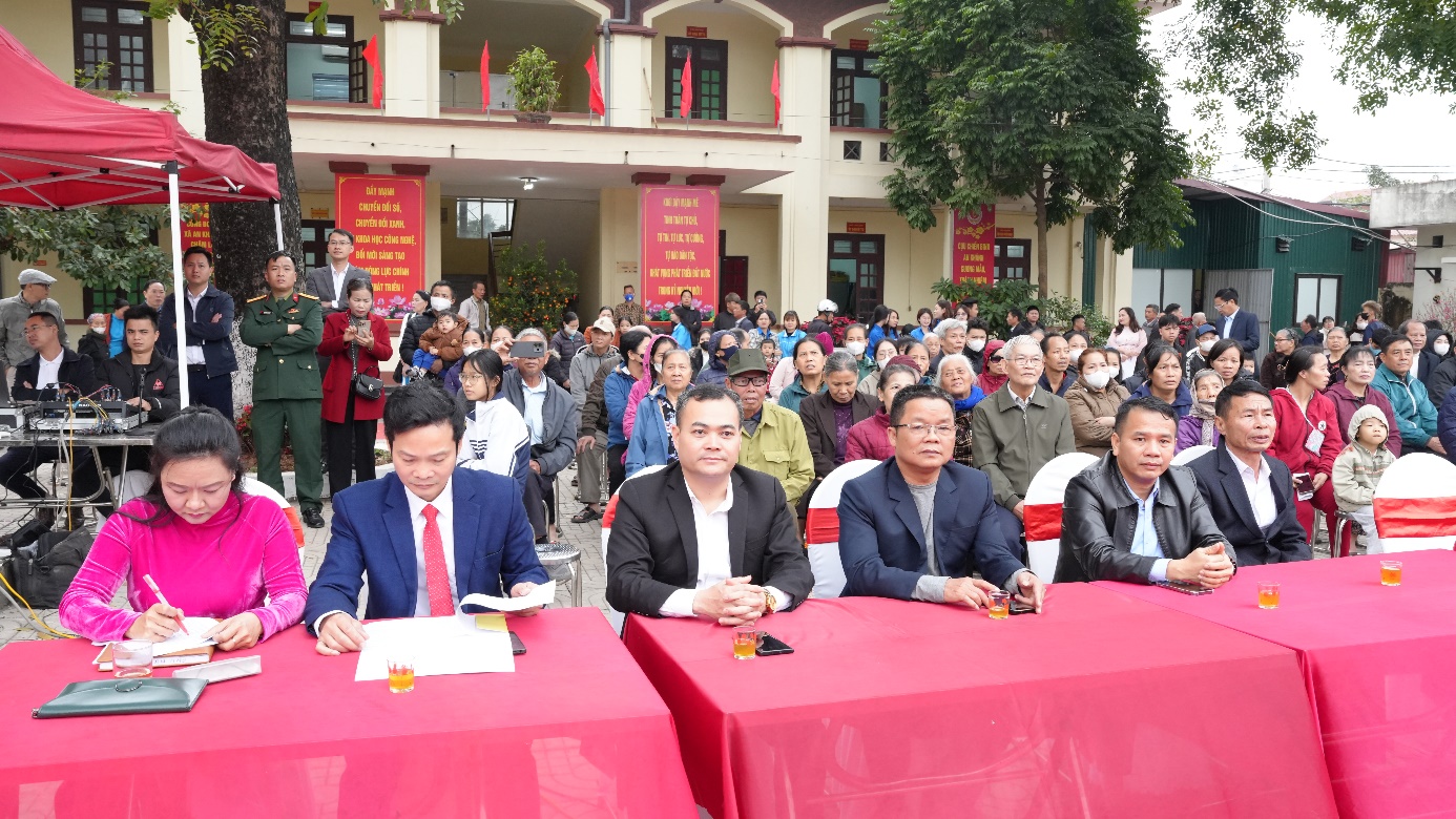 A group of people sitting at tables  AI-generated content may be incorrect.