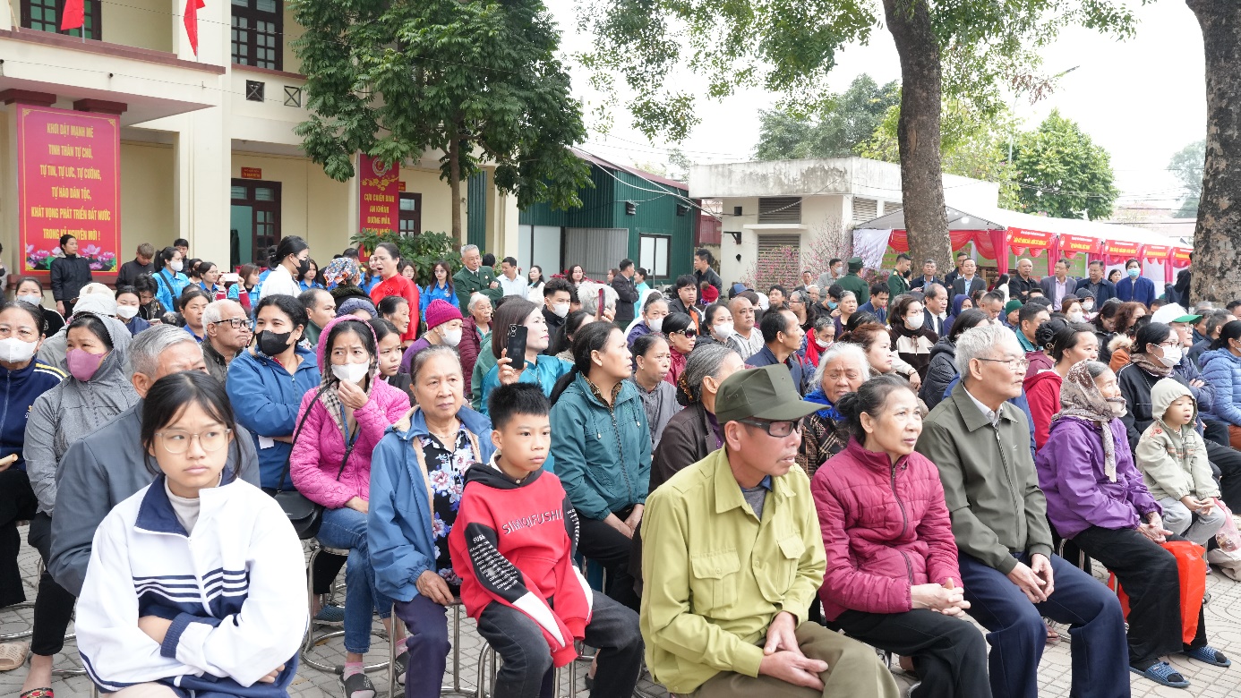 A group of people sitting in chairs  AI-generated content may be incorrect.