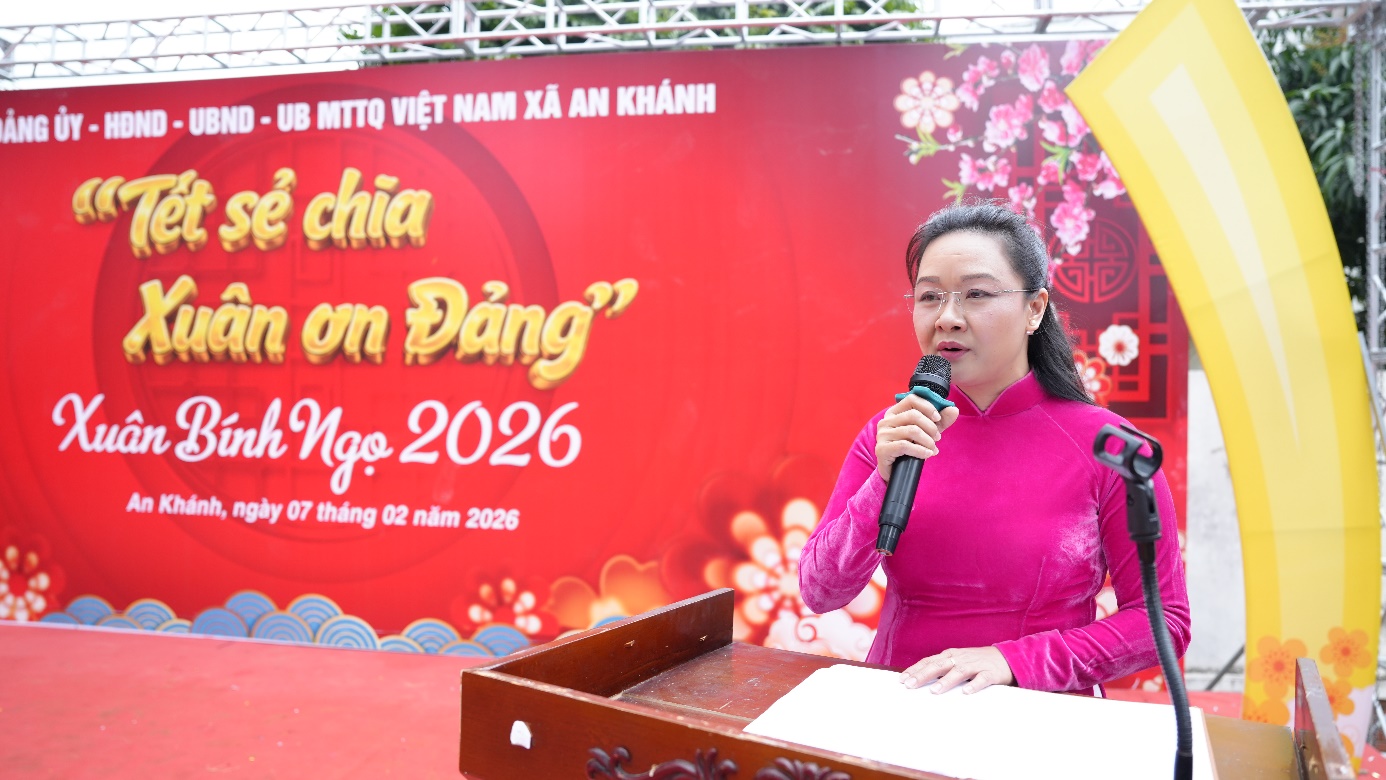 A person speaking into a microphone  AI-generated content may be incorrect.