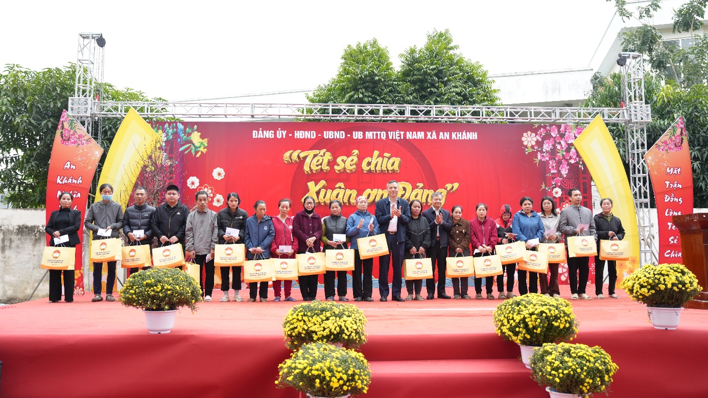 A group of people standing on a stage holding signs  AI-generated content may be incorrect.