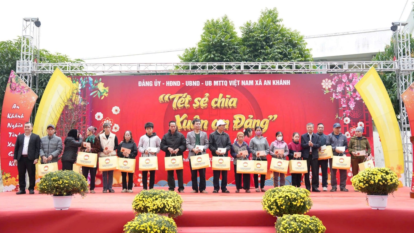 A group of people standing on a stage holding certificates  AI-generated content may be incorrect.