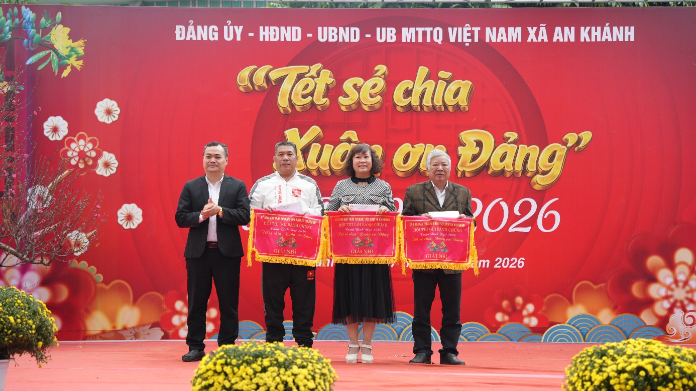 A group of people standing on a stage  AI-generated content may be incorrect.