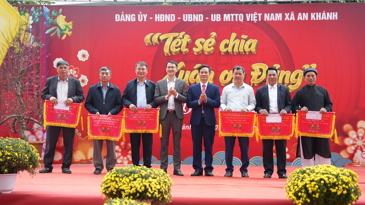 A group of men standing on a stage holding signs  AI-generated content may be incorrect.