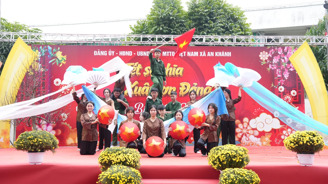 A group of people on a stage  AI-generated content may be incorrect.